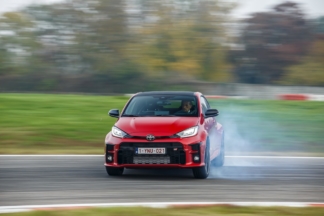 Vídeo: así de bien te lo puedes pasar con dos Toyota GR Yaris en Nürburgring Toyota GR Yaris vídeo Nürburgring