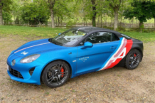 Fernando Alonso presume de coche con la decoración de su escudería Alpine A110S de Fernando Alonso