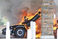 McLaren 765LT incendio gasolinera