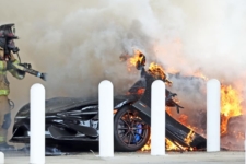 McLaren 765LT incendio gasolinera