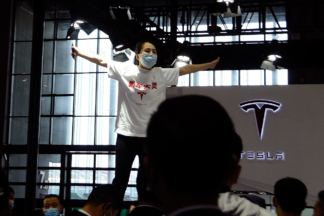 Vídeo: se sube al techo de un Tesla Model 3 para protestar por un fallo en los frenos Tesla Shanghái