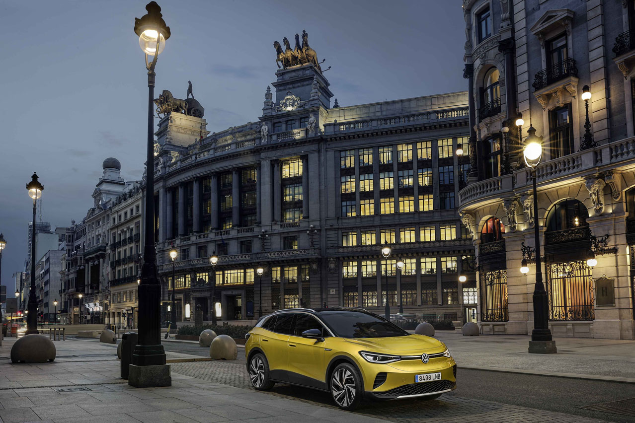 Volkswagen ID.4 1st Max 204 CV en el exterior del Four Seasons Hotel Madrid