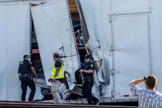 Un tren arrolla a un camión que transportaba un Ferrari SF90 Stradale y un Porsche 911 Ferrari SF90