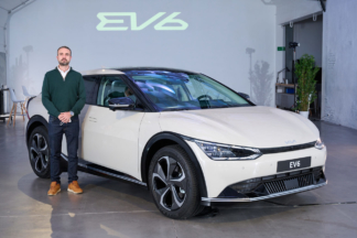 Conocemos en vivo el KIA EV6, su primer eléctrico específico El periodista Hugo Valverde posando con el KIA EV6