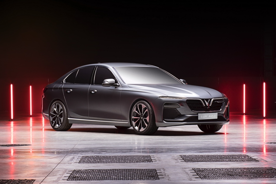 VinFast denuncia YouTuber criticas coche