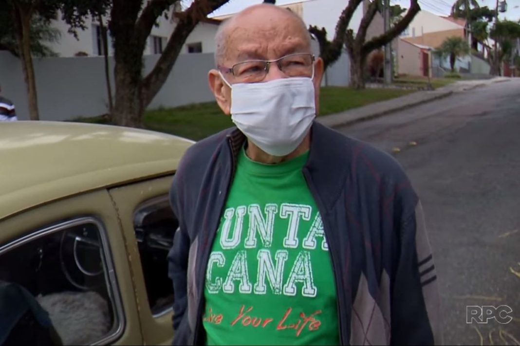 alumnos-compran-volkswagen-beetle-vendia-profesor-devolverselo