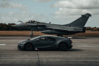 Vídeo: los 1.500 CV del Bugatti Chiron Sport se enfrentan a un jet de la Fuerza Aérea francesa bugatti chiron sport contra jet