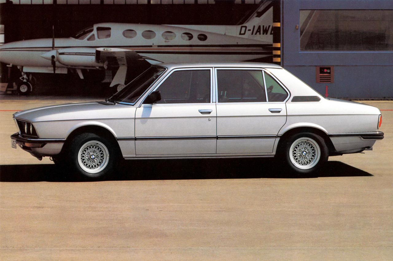 coches toma carburante lugares extraños 