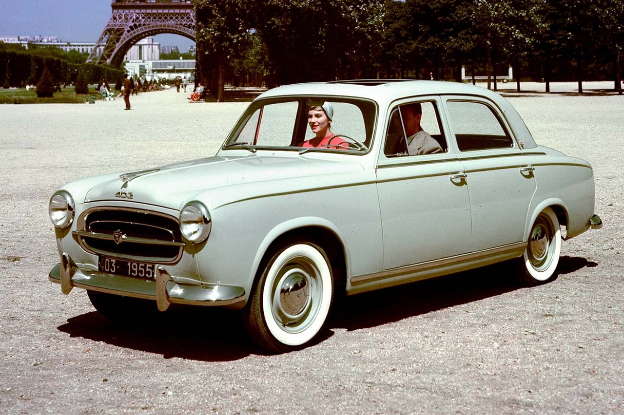coches toma carburante lugares extraños 