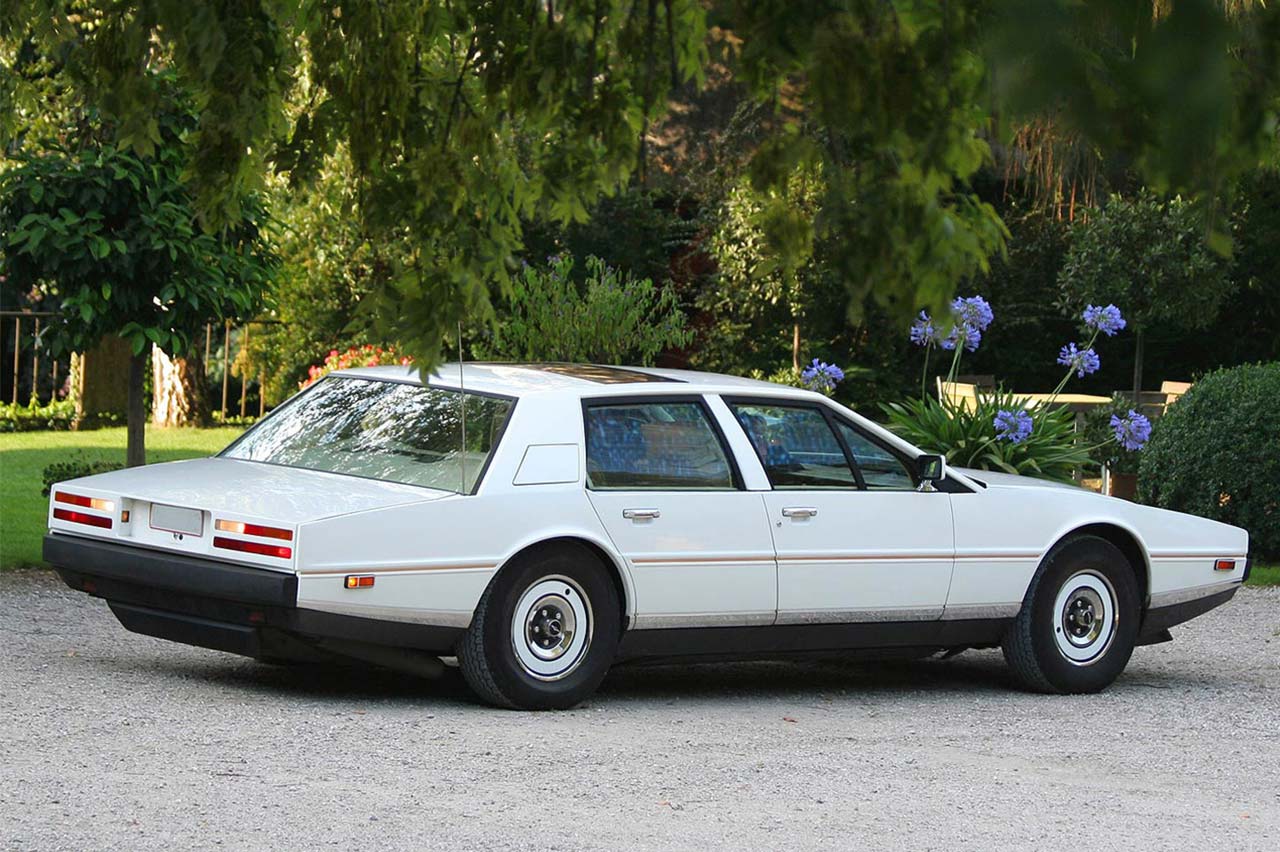 coches toma carburante lugares extraños 