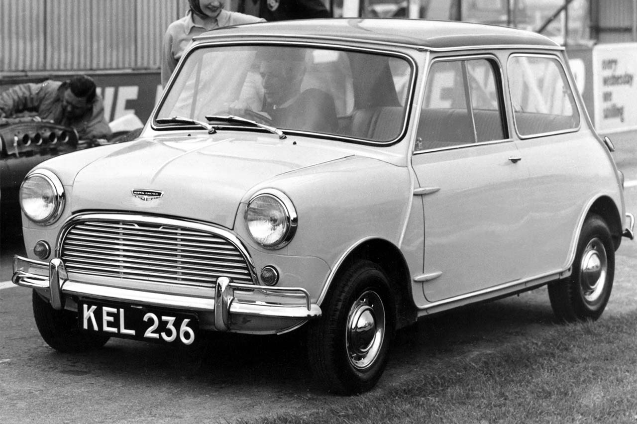 coches toma carburante lugares extraños 