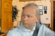 Un senador de EE.UU. entra en una reunión virtual mientras conduce e intenta ocultarlo Andrew Brenner