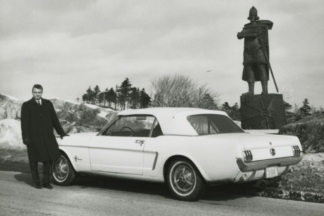 La historia del hombre que compró el primer Mustang tres días antes del lanzamiento el primer mustang tucker