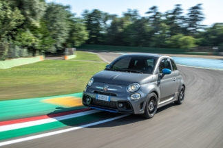 Abarth F595, un guiño a la Fórmula 4 con nuevo escape Abarth F595 curva