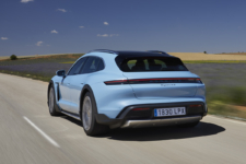 Porsche Taycan Cross Turismo movimiento zaga