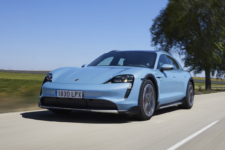 Porsche Taycan Cross Turismo movimiento delantera