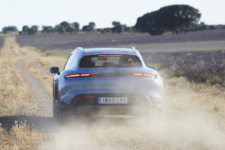 Porsche Taycan Cross Turismo trasera campo