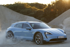 Porsche Taycan Cross Turismo derrapando