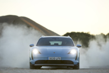 Porsche Taycan Cross Turismo frontal movimiento
