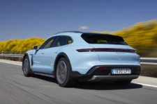 Porsche Taycan Cross Turismo movimiento trasera