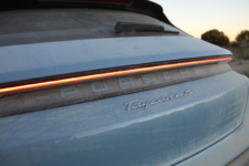 Porsche Taycan Cross Turismo logo sucio