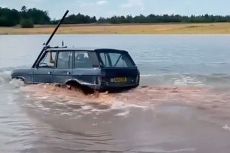 Vídeo: un Range Rover clásico se sumerge completamente para vadear un río