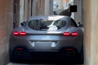 Vídeo: un Ferrari Roma queda atascado en una calle estrecha de Italia ferrari roma queda atascado