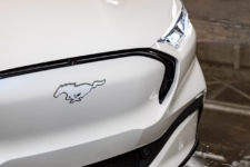 Mustang Ice White Mach-E parrilla