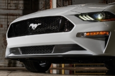 Mustang Ice White coupe parrilla