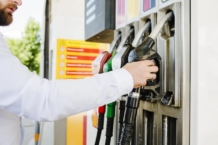 ¿Por qué si el petróleo se dispara la gasolina también... pero cuando baja no pasa? Petroleo dispara gasolina tambien