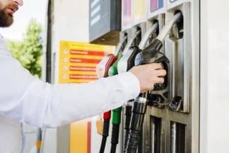 ¿Por qué si el petróleo se dispara la gasolina también... pero cuando baja no pasa? Petroleo dispara gasolina tambien