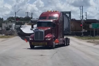Vídeo: camión que transportaba una pala de un aerogenerador, arrollado por un tren camion transportaba pala aerogenerador arrollado tren