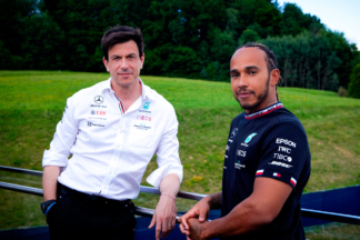 Hamilton: "Quiero lo que estuviera fumando Wolff" Toto Wolff y Lewis Hamilton