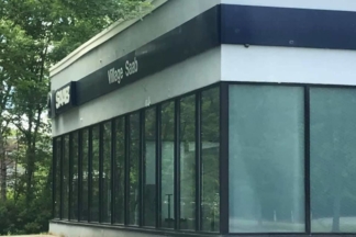 8 concesionarios abandonados que atesoran coches antiguos a estrenar saab 9-5 nuevo concesionario saab abandonado