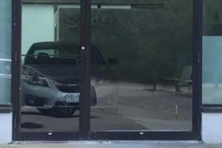 Este Saab 9-5 nuevo está atrapado en un concesionario Saab abandonado saab 9-5 nuevo concesionario saab abandonado