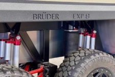 Bruder EXP-8 caravana off-road