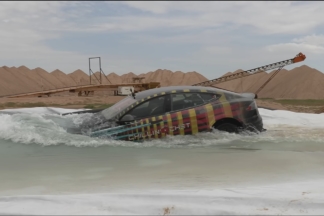 Vídeo: ¿qué pasa si conduces un Tesla Model S Plaid en más de 2 metros de agua? Tesla Model S Plaid en el agua