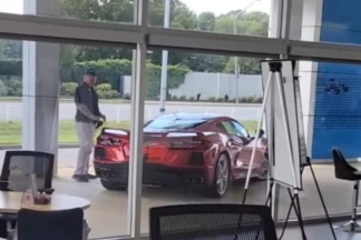 Vídeo: roba un Corvette C8 frente a los trabajadores del concesionario roba un Corvette C8 frente a los trabajadores