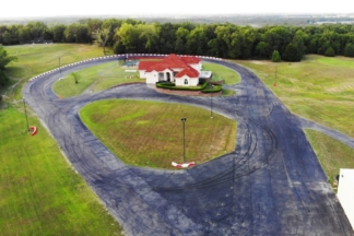 Vídeo: puedes alquilar esta casa vacacional con circuito de carreras incluido alquilar casa vacacional circuito carreras
