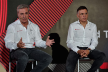 Carlos Sainz: "Mi aspiración es ganar el Dakar este mismo año" Carlos Sainz y Lucas Cruz durante la presentación del RS Q e-tron
