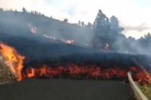 Vídeo: así corta la lava una carretera de La Palma Vídeo: así corta la lava una carretera de La Palma
