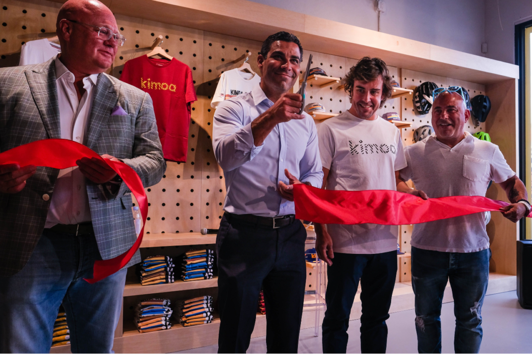 Fernando Alonso inaugura su primera tienda Kimoa