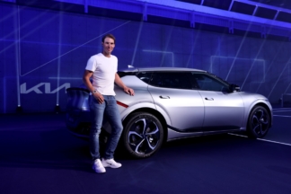 Rafa Nadal recibe su nuevo KIA EV6 GT-Line personalizado Rafa Nadal KIA EV6 GT-Line personalizado
