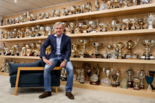 Carlos Sainz posa en su despacho