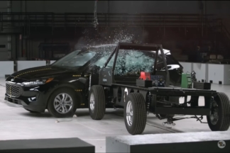 Vídeo: 19 de 20 SUV suspenden la nueva prueba de impacto lateral en los crash test del IIHS crash test del IIHS