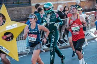 Un ingeniero de Aston Martin F1 corre la maratón de Londres con el mono del equipo y bate el récord Guinness ingeniero de Aston Martin F1