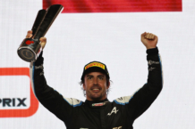 Fernando Alonso sube al podio siete años después Fernando Alonso trofeo Qatar