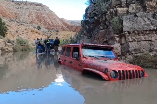 Vídeo: el increíble rescate de un Jeep Wrangler atascado en un río rescate Jeep Wrangler