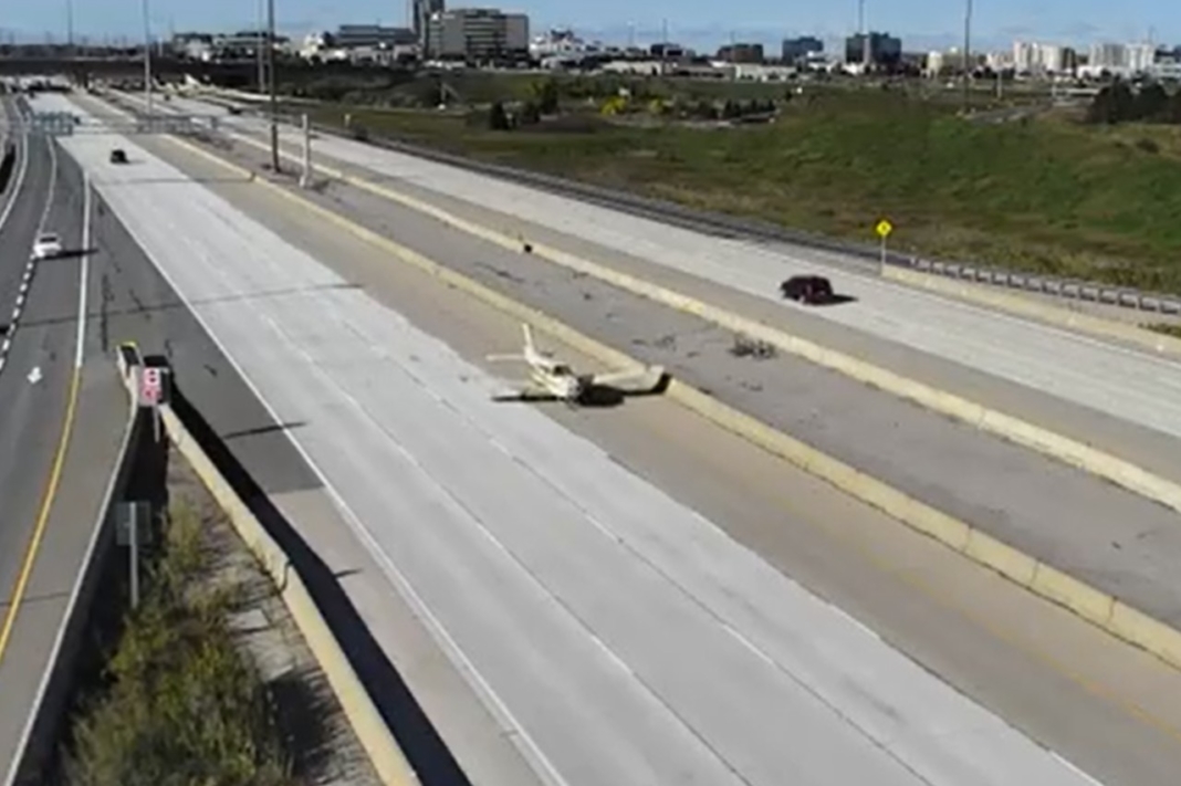 una avioneta aterriza de emergencia en una autopista