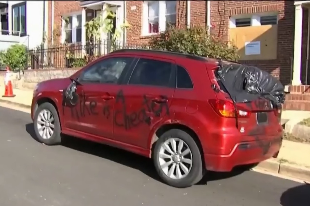 Coche vandalizado
